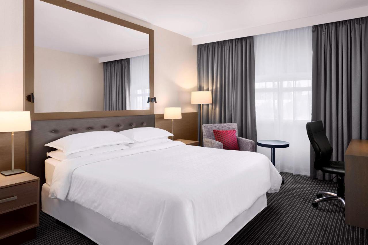 הית'רו Sheraton Heathrow Hotel מראה חיצוני תמונה