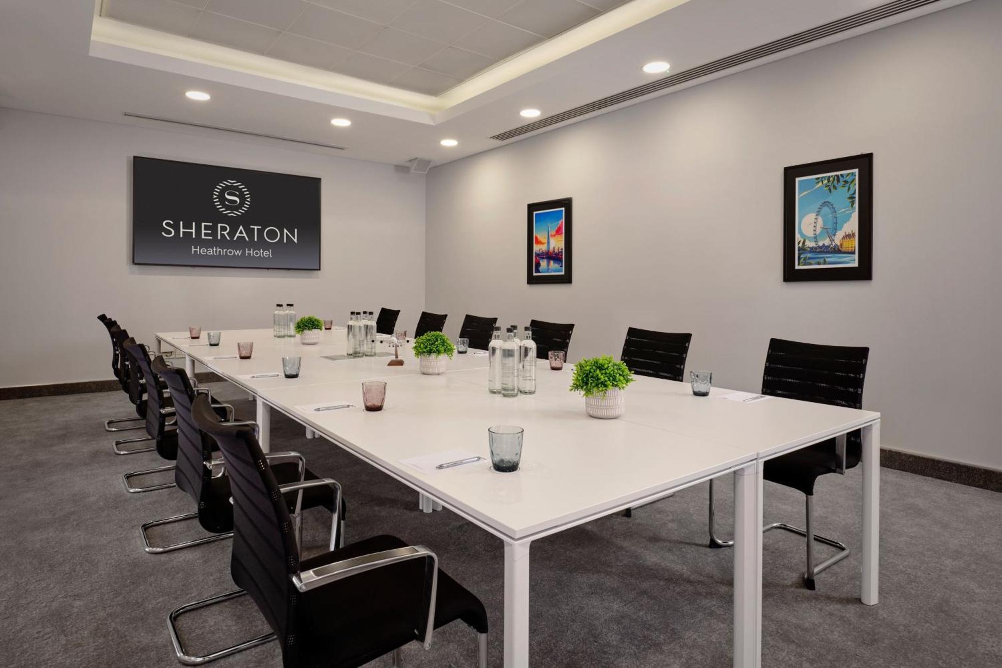 הית'רו Sheraton Heathrow Hotel מראה חיצוני תמונה