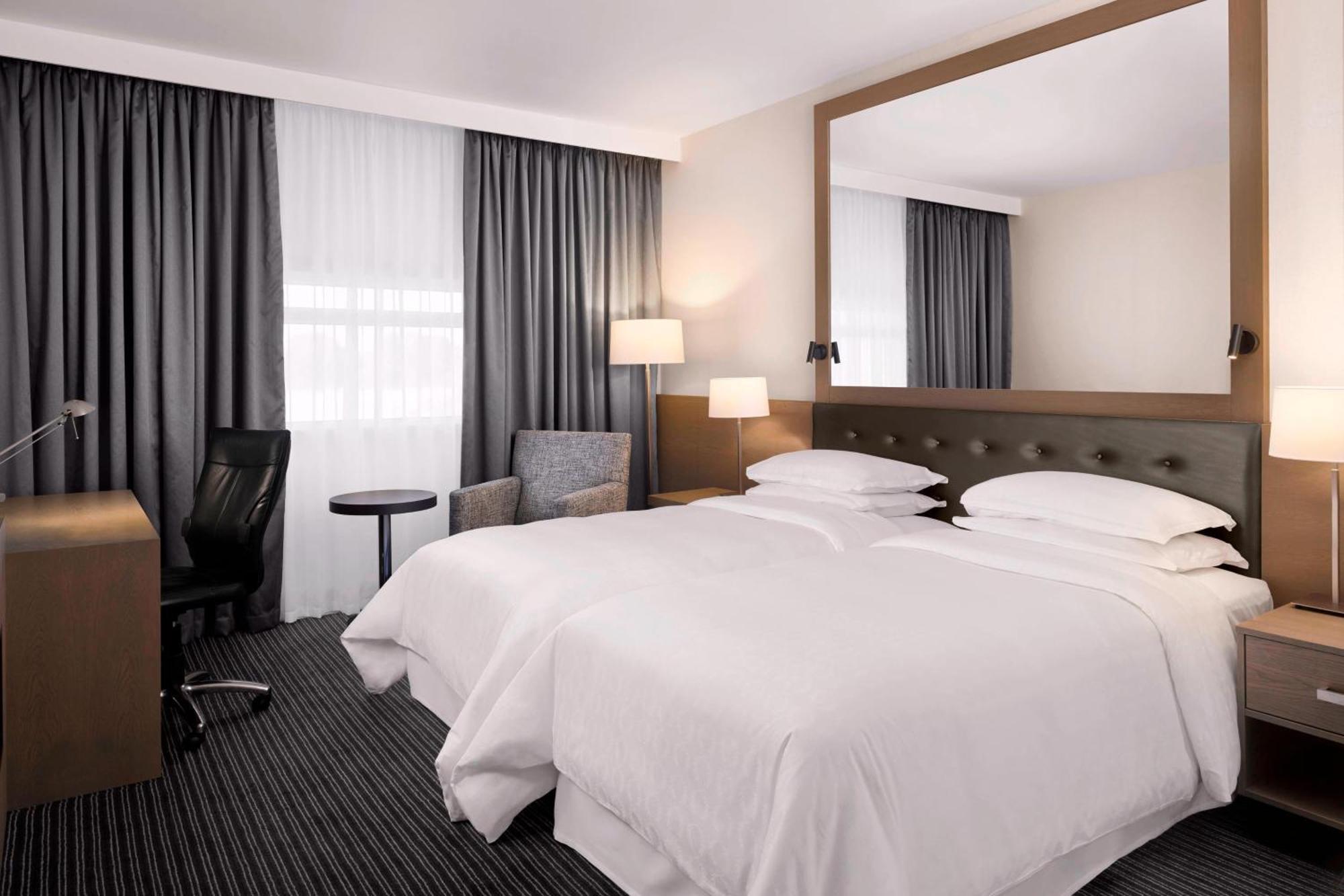 הית'רו Sheraton Heathrow Hotel מראה חיצוני תמונה